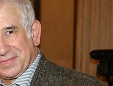 Δείτε τον Πέτρο Φιλιππίδη 35 χρόνια πριν να παίζει ντραμς σε ροκ συγκρότημα (φωτο)